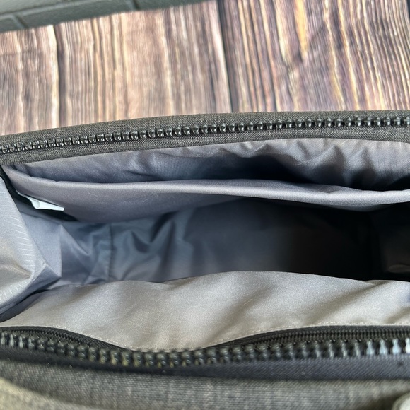 Case Logic FLXM-101 Reflexion Gray Cross Body Bag with Strap - Picture 6 of 9